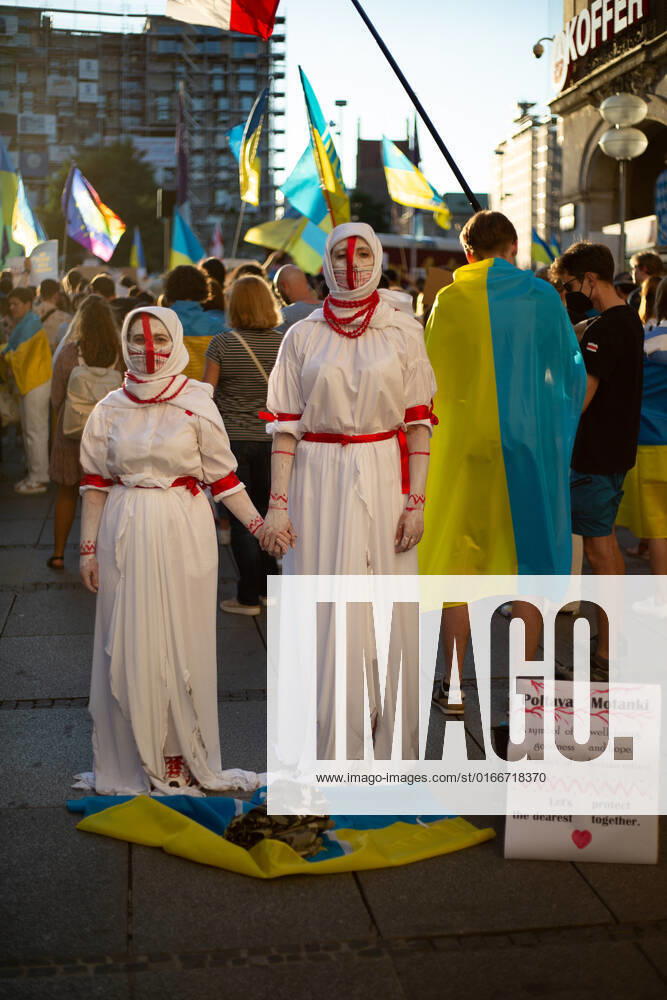 Kundgebung zum Tag der Unabhängigkeit der Ukraine Am 24.9.2022 versammelten sich in München einige hundert Menschen, um für schwere Waffenlieferungen an die Ukraine und schärfere Sanktionen gegen Russland zu demonstrieren. Grund für die Mittwochsdemo war der ukrainische Nationalfeiertag. Eine Organisatorin machte am Rande pressefeindliche und Corona-verharmlosende Aussagen. * On August 24, 2022 hundreds joined a rally in Munich, Germany to demand heavy arms for Ukraine and more sanctions against Russia. The rally was organized to the Ukrainian liberation day. On the edge an organizer made some hostile statements against the press and trivialized the Covid-19 pandemic. München Bayern Deutschland