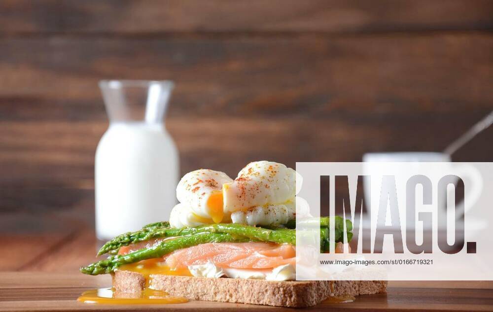 IMAGO Creative: Food, Spargel Poached egg with fried asparagus, cream cheese , salmon and spices on a toast. Healthy French breakfast concept, Poached egg with fried asparagus, cream cheese , salmon and spices on a toast. Healthy French breakfast concept, Poached egg with fried asparagus, cream cheese , salmon and spices on a toast. Healthy French breakfast concept, 06.04.2021,