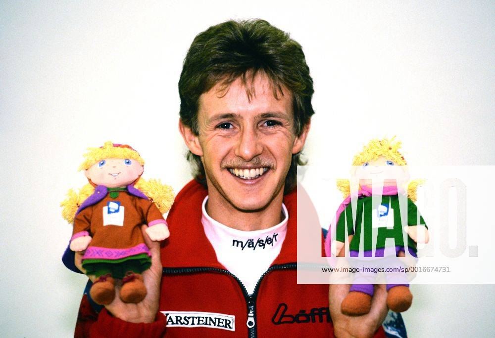 Skispringen, Vorschau auf die Olympische Winterspiele 1994: Jens Weißflog (Deutschland) mit Oly-Maskottchen Kristin und Haekon FOTO (C): WEREK Pressebildagentur MODELxRELEASExx