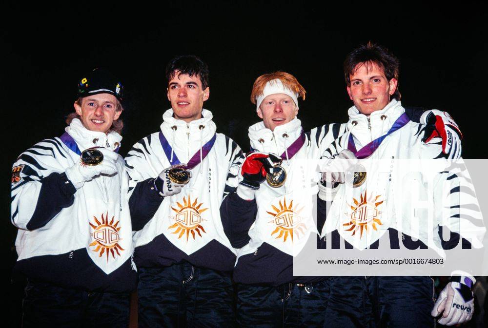 SKISPRINGEN, OLYMPISCHE WINTERSPIELE 1994 IN LILLEHAMMER Jens Weissflog, Hansjoerg Jaeckle, Dieter Thoma und Christoph Duffner praesentieren ihre Goldmedaillen FOTO (C): WEREK Pressebildagentur MODELxRELEASExx