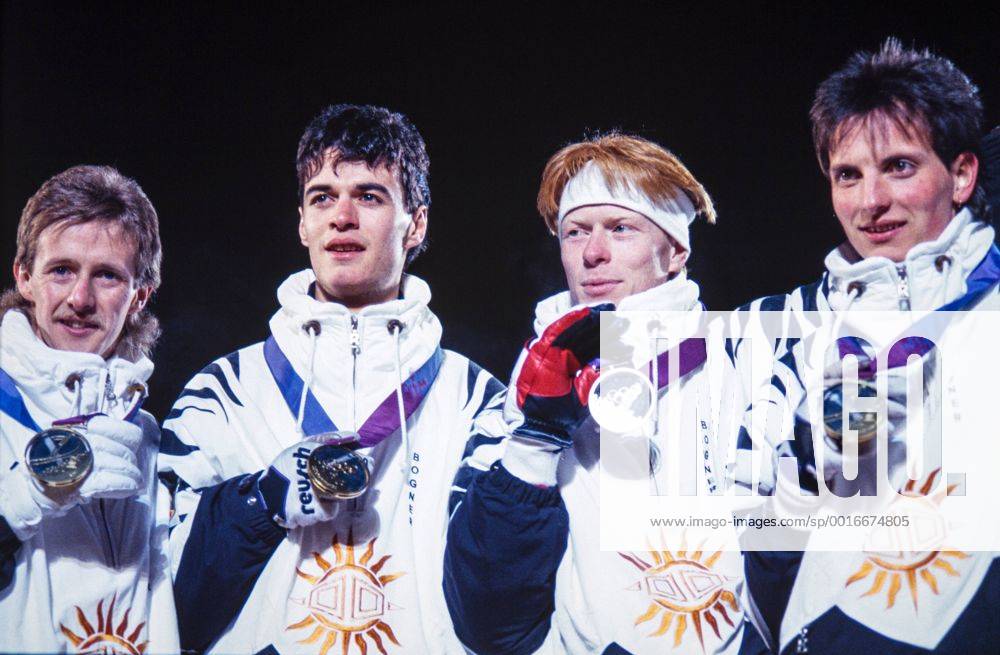 SKISPRINGEN, OLYMPISCHE WINTERSPIELE 1994 IN LILLEHAMMER Jens Weissflog, Hansjoerg Jaeckle, Dieter Thoma und Christoph Duffner praesentieren ihre Goldmedaillen FOTO (C): WEREK Pressebildagentur MODELxRELEASExx