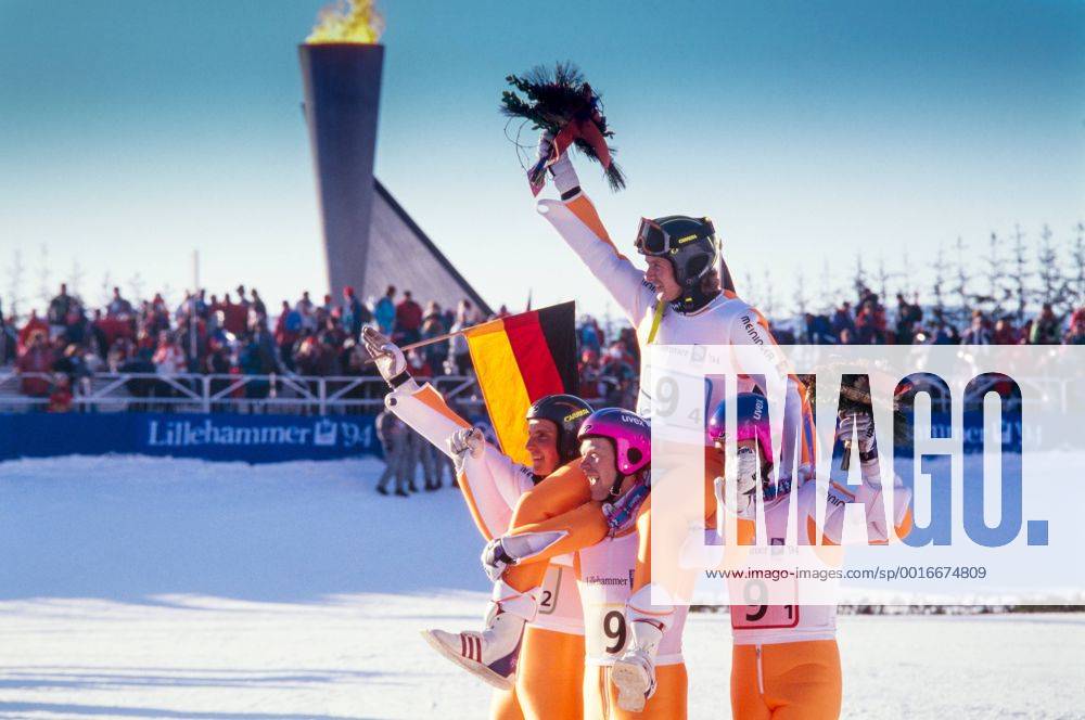 SKISPRINGEN, OLYMPISCHE WINTERSPIELE 1994 IN LILLEHAMMER Jens Weissflog jubelt auf den Schultern von Hansjoerg Jaeckle, Dieter Thoma und Christoph Duffner uber Mannschaftsgold FOTO (C): WEREK Pressebildagentur MODELxRELEASExx