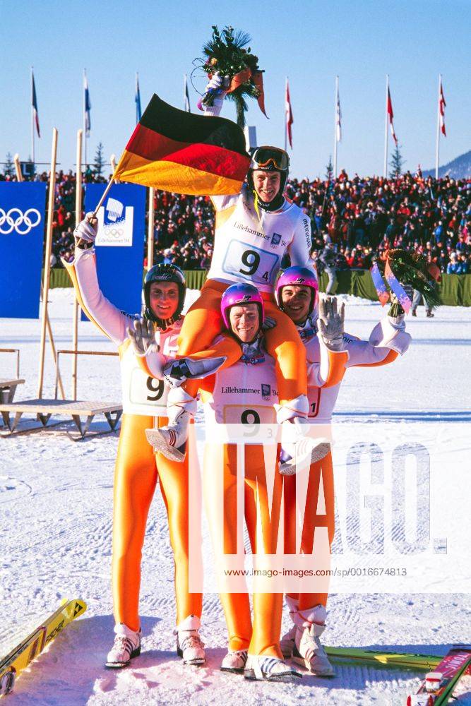 SKISPRINGEN, OLYMPISCHE WINTERSPIELE 1994 IN LILLEHAMMER Jens Weissflog jubelt auf den Schultern von Hansjoerg Jaeckle, Dieter Thoma und Christoph Duffner uber Mannschaftsgold FOTO (C): WEREK Pressebildagentur MODELxRELEASExx