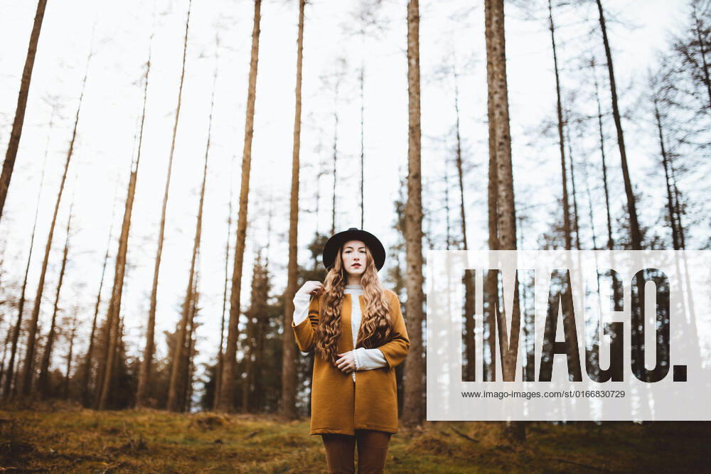 IMAGO Creative: N?chste Generation, Sozial- und klimabewusst Portrait of beautiful young woman. She is wearing a hat and standing in the countryside, Model released LeireUnzueta_Damaris_19