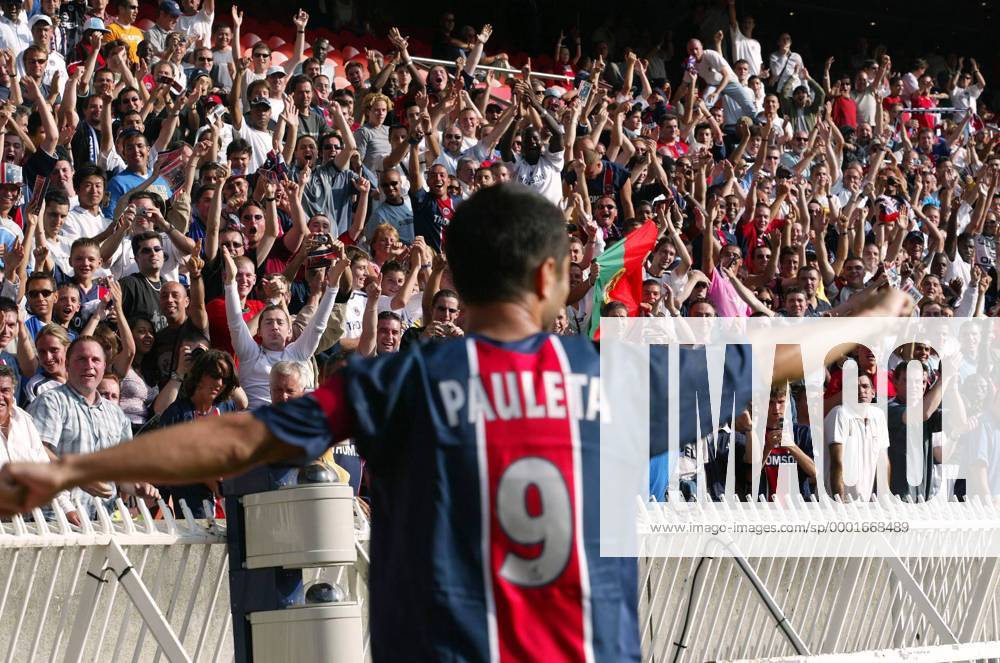 Pauleta (Paris St. Germain) jubelt vor den Fans Fußball Herren Ligue Une 2005 2006, 1. Französische Liga, Paris Saint Germain, PSG Totale pan10507 Paris Freude, Begeisterung,