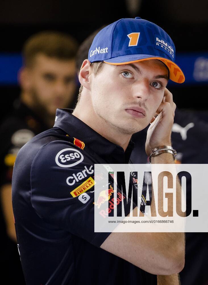 2022 08 25 17 37 54 SPA Max Verstappen Red Bull Racing talks to his engineers in the pit box on the Spa Francorchamps race track in the run up to the Belgian Grand Prix ANP SEM VAN DER WAL netherlands out belgium out