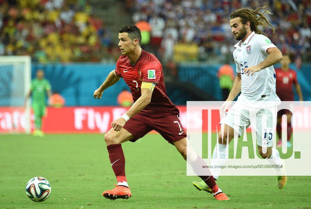 (140622) -- MANAUS, June 22, 2014 (Xinhua) -- Portugal s Cristiano Ronaldo (L) runs with the ball during a Group G match between U.S. and Portugal of 2014 FIFA World Cup at the Arena Amazonia Stadium in Manaus, Brazil, June 22, 2014.(Xinhua Liu Dawei)(pcy) (SP)BRAZIL-MANAUS-WORLD CUP 2014-GROUP G-US VS PORTUGAL