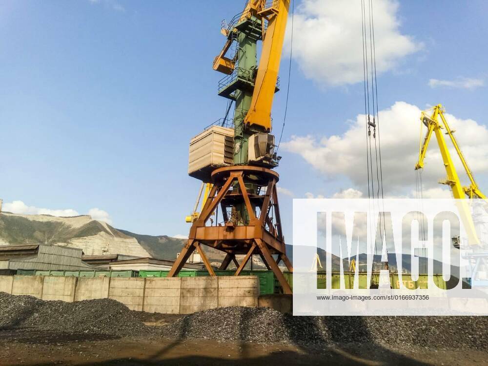 IMAGO Creative: Business, Inflation und Lieferketten Cargo industrial port, port cranes. Loading of anthracite. Transportation of coal. Heap of coal, Novorossiysk, Russia - August 20, 2017: Cargo industrial port, port cranes. Loading of anthracite. Transportation of coal. Heap of coal, Novorossiysk, Russia - August 20, 2017: Cargo industrial port, port cranes. Loading of anthracite. Transportation of coal. Heap of coal, 25.05.2021,