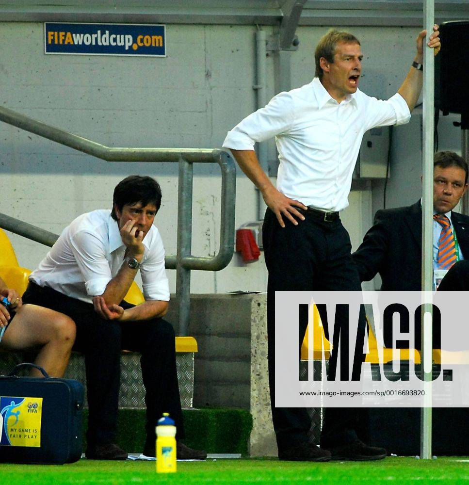 WM 2006: Deutschland -Italien 04.07.2006 in Dortmund. Bundestr. Jürgen Klinsmann (re.) und Ass. Joachim Löw. HM