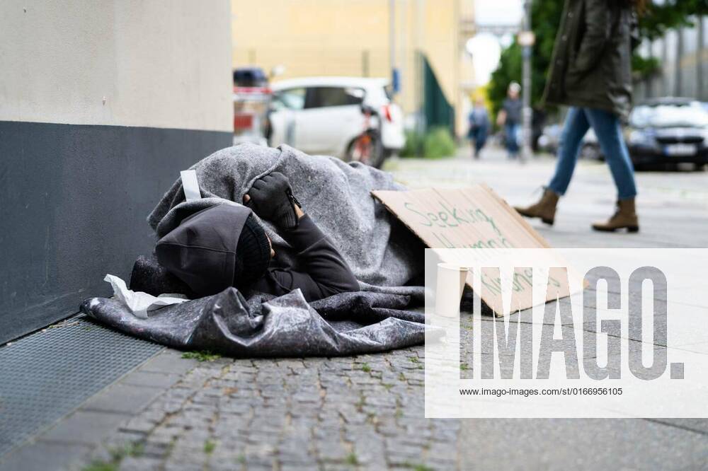 Begging Poor Man, Begging Poor Man. Problems, Despair And Homelessness, Begging Poor Man. Problems, Despair And Homelessness model released, Symbolfoto , 30.05.2021,