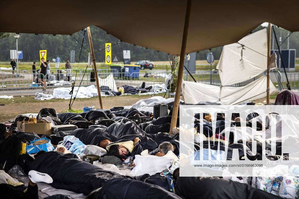 2022 08 26 07 04 56 TER APEL Asylum seekers sleep at the application center in Ter Apel For the third night in a row, about 700 people slept outside last night at the registration center where it has been busy for months Asylum seekers centers no longer have a place and status holders cannot move on to a home due to, a