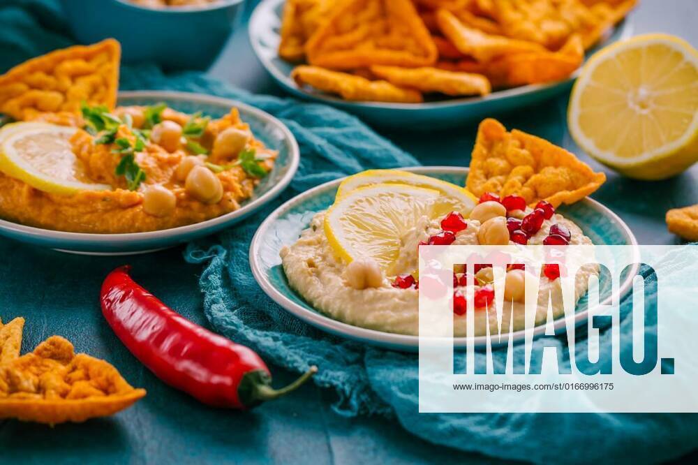 IMAGO Creative, Food, Hummus Homemade spicy humus with pomegranate seeds, chilli and chickpeas tortilla chips, Homemade spicy humus with pomegranate seeds, chilli and chickpeas tortilla chips, 09.06.2021,