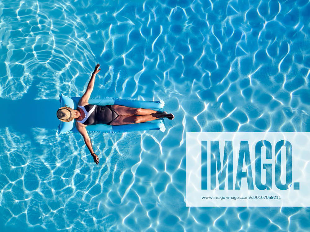 Overhead View of a Woman in a Swimming Pool Collado de la Vera, Extremadura, Spain CR_VFKDPR220822-1031390-01 ,model released, Symbolfoto