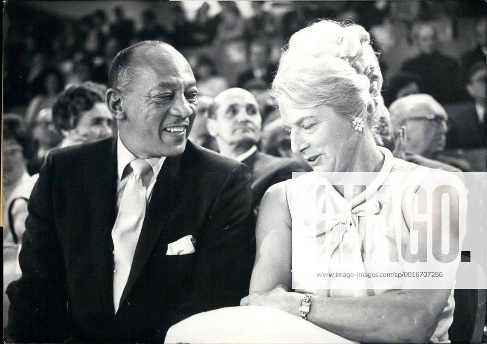 Mar. 03, 1969 - Olympia-Show in Munich: The start of a world wide Olympia publicity for Munich 1972 was the Olympia-Show which took place in the Munich Bayernhaalle (Bavaria Hall) on 8th March, 1969. Among the starts of the evening were Jesse Owens, quadruple gold medal winner (among others the 100 meters) of the Olympic Games in Berlin 1936; two other quadruple gold medal winners; Fanny Blankers Koen, winner of the 100 meters in London 1948, and Vera Caslavska, winner of the gymnastics contest in Mexico 1968, and last not least Armin Hary, Germany s winner of the 100 meters at the Olympic games in Rome 1960. A total of 113 winners of Olympic games took part in that show . Photo Shows Jesse Owens talking to Fanny Blankers-Koen - ZUMAk09
