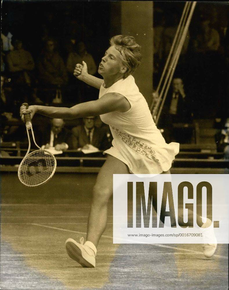Jul. 07, 1960 - WIMBLEDON OPEN TENNIS CHAMPIONSHIPS MRS. A. JONES BEATS MISS T. DURR KEYSTONE PHOTO SHOWS:- MRS.A.JONES (G.B.) in play against Miss F. Durr (France), during their match at Wimbledon today, which Mrs. Jones Won. - ZUMAk09