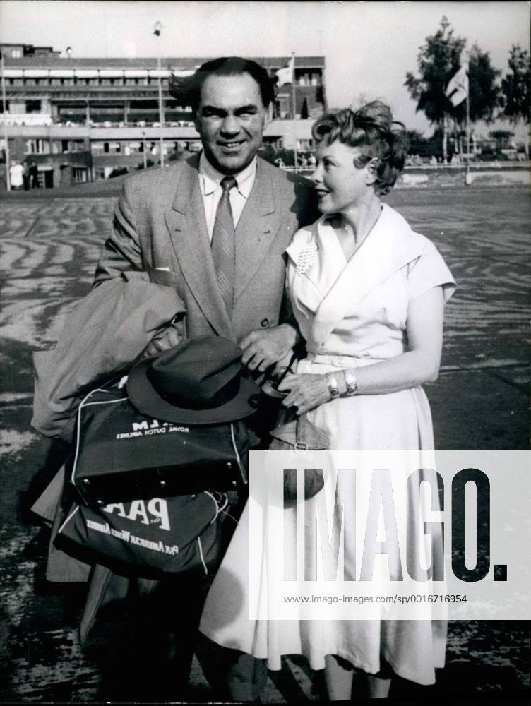 Back from U.S.A: Max Schmeling returned on Friday back to Germany from U.S.A. and he was welcomed by his wife Anny Ondra on the airport of Hamburg-Fihlsbuettel. He had been in U.S.A. not only as arbitrator in the boxing-fight between the German Hans Stretz and the American Kilgore in Milwaukee, U.S.A, which the German won, but Schmeling also met many of his old friends like Joe Louis. - ZUMAk09