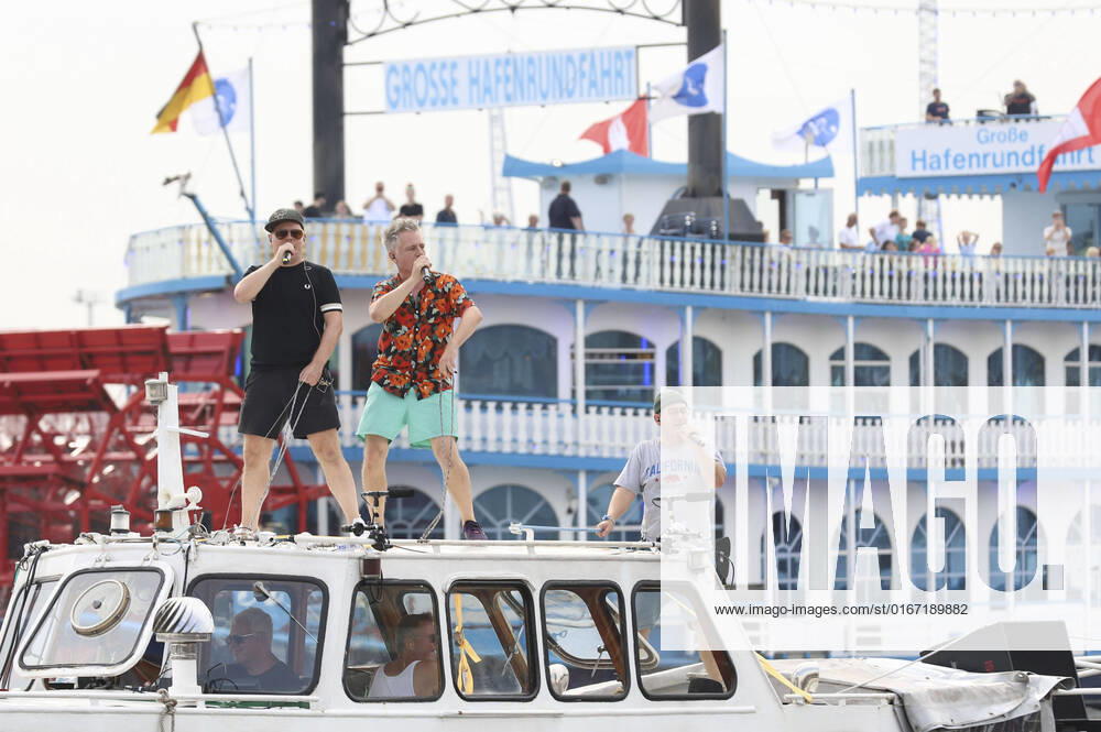 King Boris, Dokter Renz and Björn Beton from Fettes Brot at a surprise concert on a barge in the port of Hamburg on the Elbe Hamburg, 26 08 2022 Foto:xFuturexImage