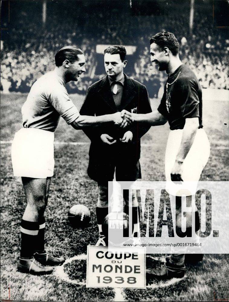 Jun. 06, 1938 - World Cup 1938: Start of the match Italy V Hungary which finished 4-2. On left is Italian player Giuseppe Meazza (the most famous of all Italian football - players.) On right Hungarian team captain György Sarosi. In centre French referree Georges Capdeville. - ZUMAk09