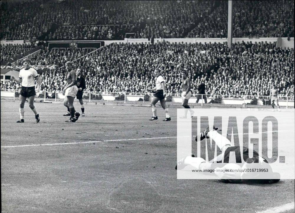 Fußball, WM 1966, Finale in Wembley, England - Deutschland 4-2 n.V. Jul. 30, 1966 - World Cup Football England Versus West Germany World Cup Final at London, Wembley.: Photo shows Hans Tilkowski, the West German goalkeeper, saves a shot from England s bobby Charlton during the world cup Final at London, Wembley today. - ZUMAk09