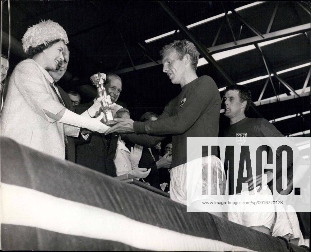 Fußball, WM 1966, Finale in Wembley, England - Deutschland 4-2 n.V. Jul. 30, 1966 - World Cup Football: England win the world cup after defeating West Germany at Wembley, London. Photo Shows Bobby Moore, the England captain is all smiles after receiving the Jules-Rimet Trophy from H.M. the Queen Elizabeth II. after England s victory in the World Cup final at Wembley, London today. - ZUMAk09