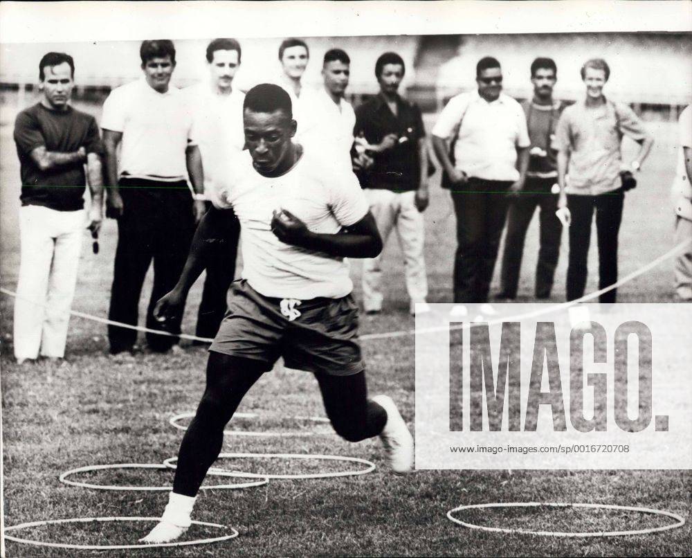 Jun. 4, 1970 - Will he make rings round England on Sunday?: Pele, Brazil s soccer ace, stepping into rings to show his dazzling footwork for the benefit of foreign journalists. He plays against England on Sunday in the World Cup in Mexico. - ZUMAk09
