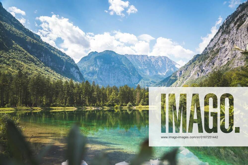 IMAGO Creative: Sommer, In den Bergen Scenic nature landscape scenery Bluntautal in Austria, summer time, Mountain lake with mountain silhouette in background, Bluntautal, summer time, Mountain lake with mountain silhouette in background, Bluntautal, summer time, 14.08.2021,