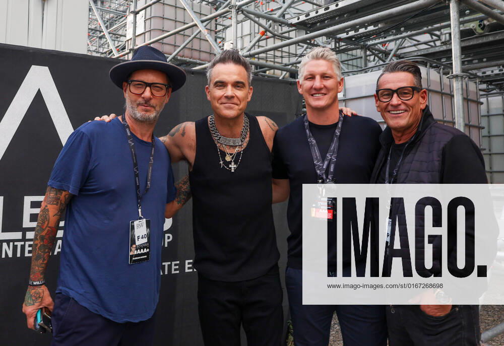 Munich, GER, Bavaria Sounds, Munich, ROBBIE WILLIAMS, in the picture Florian Wieder, Klaus, Leutgeb, Bastian Schweinsteiger, Robbie williams,