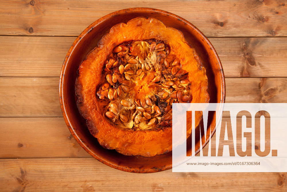 IMAGO Creative, Herbst, Food, Ofenkürbis cutted half pumpkin roasted pumpkin on pottery clay dish , 2720195.jpg, aromatic, autumn, background, baked, roasted, pottery, cut, diet, dining, dinner, eat, food, fruit, halloween, health, healthy, hot, kitchen, lunch, meal, nutrition, orange, oven, pumpkin, dish, recipe, restaurant, ripe, roast, season, seed, slice, sliced, squash, summer, traditional, vegetable, vegetarian, veggie, warm, yellow, tradition, clay, brown, sweet, wood, wooden, vitamin, desk, half,
