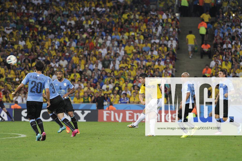 James RODRIGUEZ (COL,2.v.re) schiesst das Tor zum 1-0,Aktion,Torschuss,li.Alvaro GONZALEZ (URU),Diego GODIN (URU),Alvaro PEREIRA (URU). Kolumbien (COL)-Uruguay (URU) 2-0. Achtelfinale,2.Runde,Spiel 50, am 28.06.2014 in Rio de Janeiro. Fussball Weltmeisterschaft 2014.