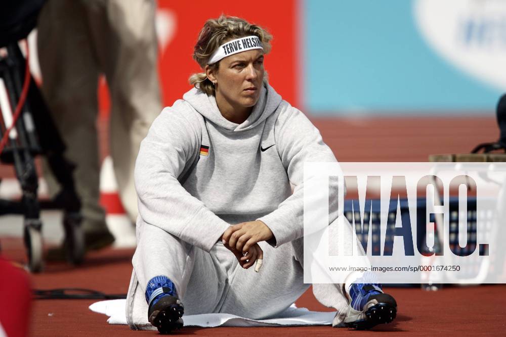 Steffi Nerius (Deutschland) nachdenklich Leichtathletik WM Damen Weltmeisterschaft 2005, Speer, Speerwurf, Speerwerfen Einzelbild Helsinki Nachdenklichkeit,