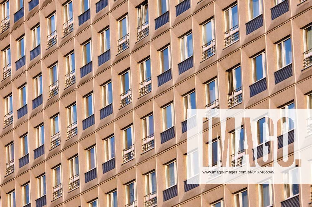 IMAGO Creative: Architektur in Berlin Facade of a typical precast apartment building in the former eastern part of Berlin, Germany, , , 26.09.2021,