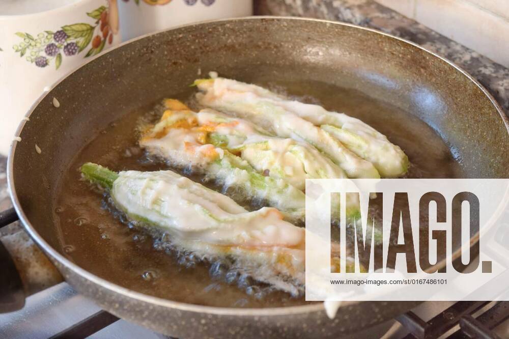 IMAGO Creative, Food, Zucchiniblüten zucchini flowers during frying in pan, fried zucchini flowers boast of roman food tradition, fried zucchini flowers boast of roman food tradition, 14.10.2021,