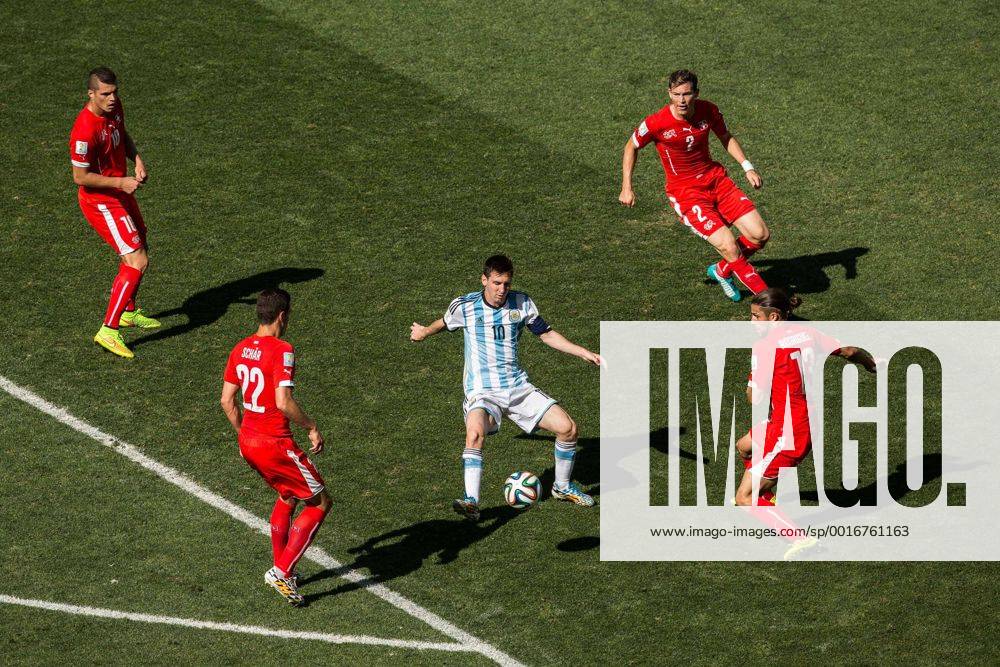 COPA2014 SAO PAULO, SP - 07 01 2014: ARGENTINA X SWITZERLAND - Lionel MESSI Argentina is surrounded by 4 players of Switzerland during the match between Argentina vs Switzerland, valid for quarter-final of the World Cup, held in the Corinthians Arena. ( x(725)xMarceloxMachadoxdexMelox x (25238) Argentina x Suica
