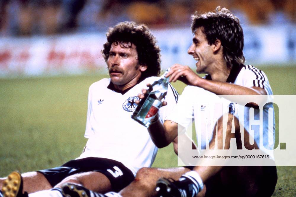 Paul Breitner (li.) und Pierre Littbarski (beide BRD) sitzen verschieden gelaunt auf dem Rasen Fußball WM Herren Weltmeisterschaft 1982, Länderspiel, Nationalmannschaft, Nationalteam, Nationaltrikot, Deutschland Gruppe Sevilla Erschöpfung,