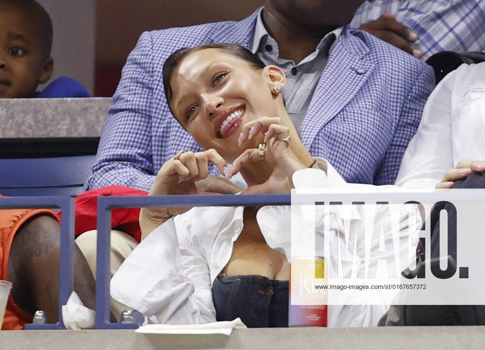 Bilder des Jahres 2022, Entertainment 08 August Entertainment Themen der Woche KW35 Bella Hadid watches Serena Willams play Danka Kovinic of Montenegro in Arthur Ashe Stadium in the first round at the 2022 US Open Tennis Championships at the USTA Billie Jean King National Tennis Center on Monday, August 29, 2022 in New York City. Serena announced earlier this month she will be stepping away from tennis to focus on growing her family and other pursuits. NYP20220829753 JOHNxANGELILLO