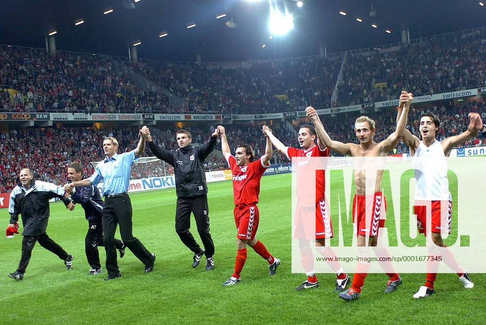 Schlußjubel Thun nach der geschafften CL Qualifikation - V.re. Nelson Ferreira, Mauro Lustrinelli, Eren Sen, David Pallas, Ersatztorwart Alain Portmann, Urs Schönenberger, Co Trainer Adrian Kunz und Physiotherapeut Martin Meyer Fußball EC 1 Herren Champions League Qualifikation 2005 2006, FC Thun, Super, Nationalliga A, NLA, 1. Schweizer Liga, Totale Stade de Suisse Bern Freude,