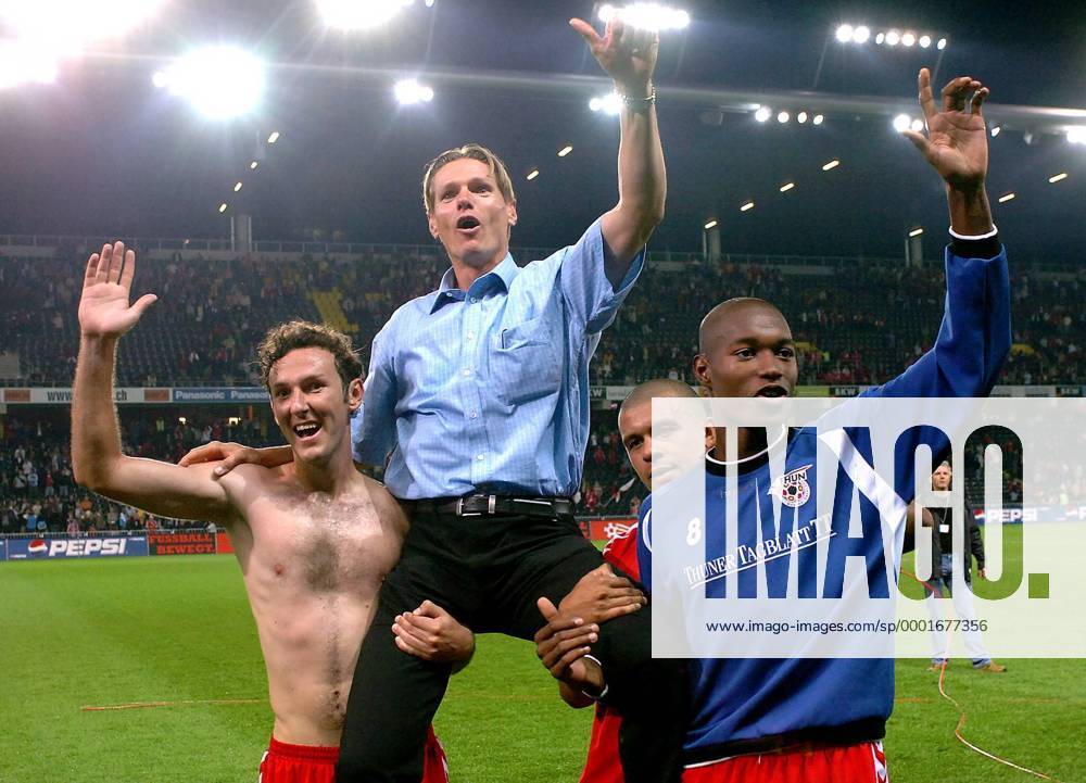 Trainer Urs Schönenberger wird nach der geschafften CL Qualifikation von Tiago Bernardi (li.), Jose Goncalves (re.) und Leandro Vieira (alle Thun) auf den Armen getragen Fußball EC 1 Herren Champions League Qualifikation 2005 2006, FC Thun, Super, Nationalliga A, NLA, 1. Schweizer Liga, Gruppe Stade de Suisse Bern Freude,