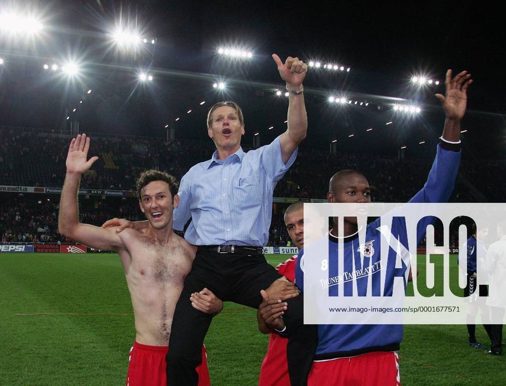 Schlussjubel Thun, v. li.: Tiago Bernardi, Vieira Leandro und Jose Goncalves lassen Trainer Urs Schönenberger hochleben Fußball EC 1 Herren Champions League Qualifikation 2005 2006, FC Thun, Super, Nationalliga A, NLA, 1. Schweizer Liga Gruppe Bern Freude, Begeisterung,
