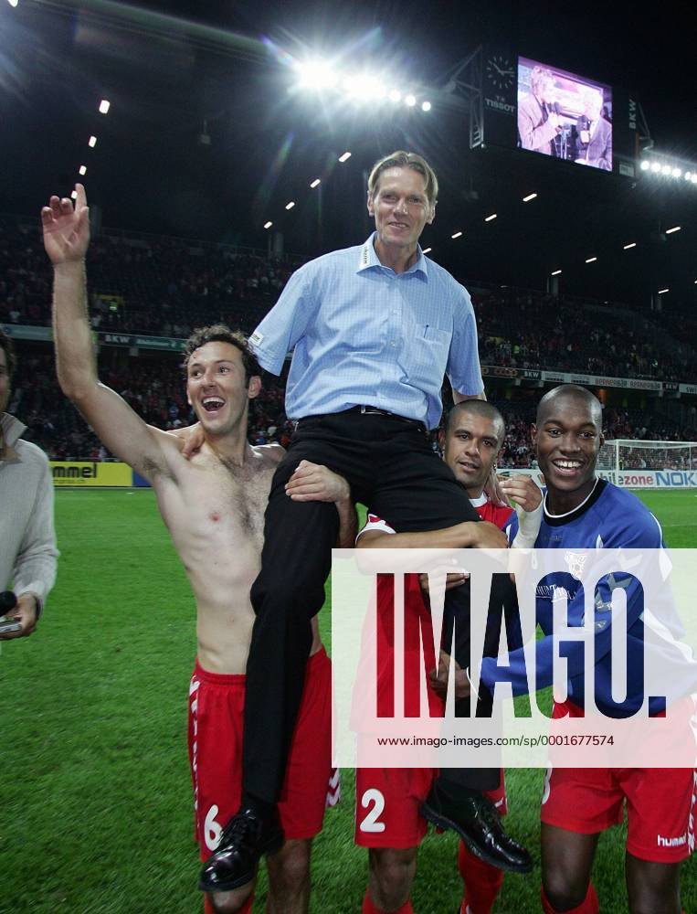 Schlussjubel Thun, v. li.: Tiago Bernardi, Vieira Leandro und Jose Goncalves lassen Trainer Urs Schönenberger hochleben Fußball EC 1 Herren Champions League Qualifikation 2005 2006, FC Thun, Super, Nationalliga A, NLA, 1. Schweizer Liga Gruppe Bern Freude, Begeisterung,