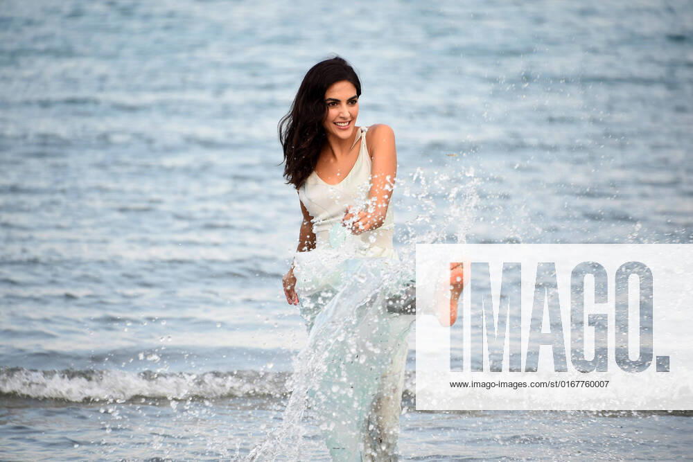 Venezia. 79th Venice Film Festival 2022, La Madrina Rocio Munoz Morales, Photocall sulla spiaggia fra le onde e il mare