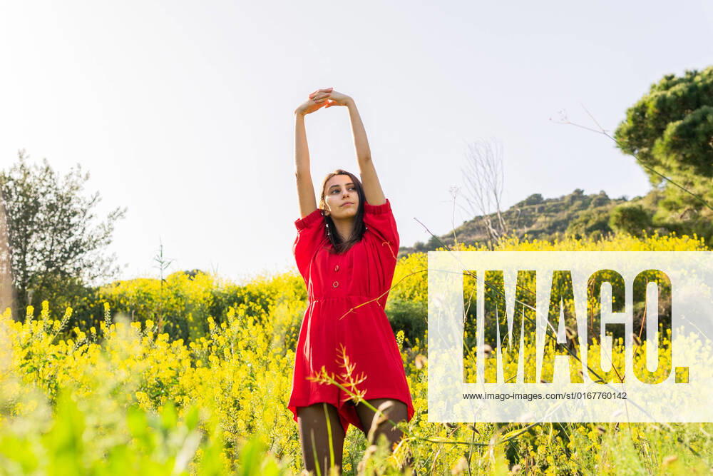 Young woman,nature,reaching,girl,girls,woman,young women,natur,natures 539-ige ,model released, Symbolfoto