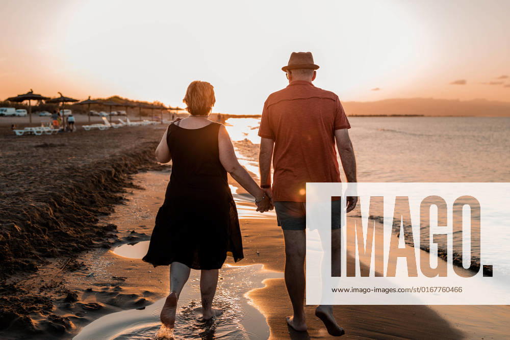 Couple,sunset,beach walking,pairs,sunsets 539-iir ,model released, Symbolfoto