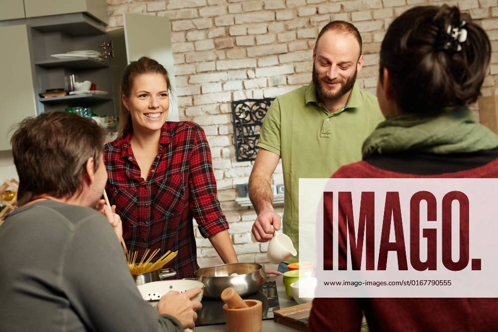 Home,cooking,together,friends,homes,to cook,togethers,friend gqy-jp1 ,model released, Symbolfoto