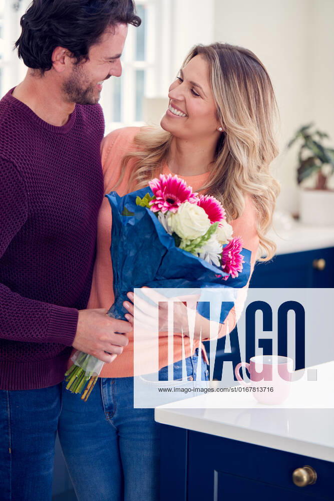 Embracing,love,bouquet,couple,flower gift,cuddling,hug,hugging,loves,bouquets,couples,flower gifts mmq-12ga ,model released, Symbolfoto