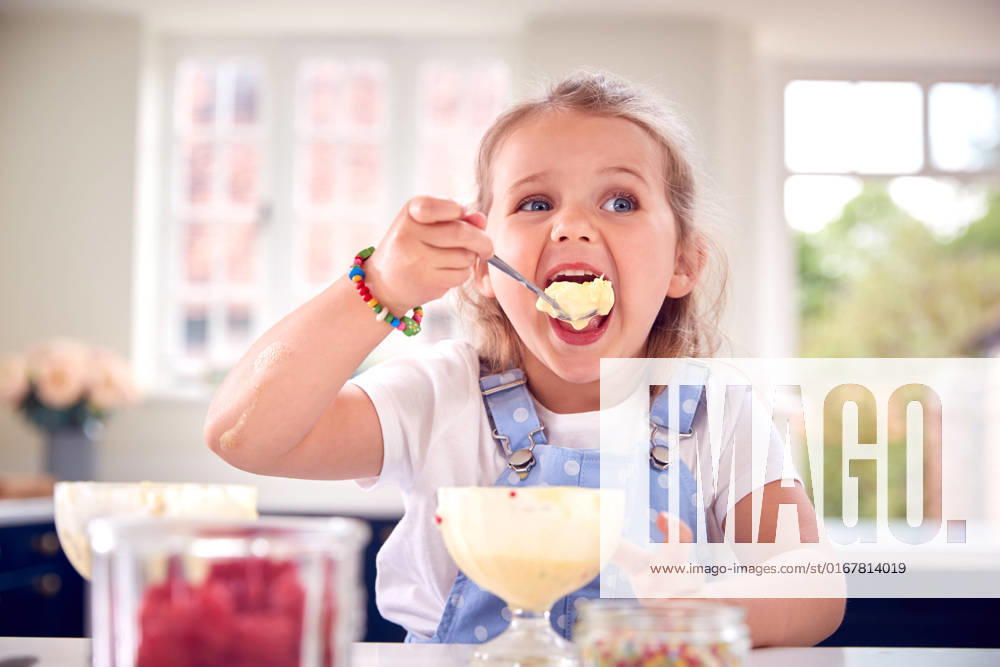 Girl,eating,ice cream sundae,girls,eat,ice cream sundaes mmq-12ia ,model released, Symbolfoto