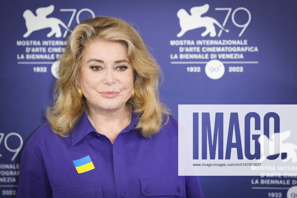 Photo IPP Daniele Cifala Venice 31 08 2022 The 79th Venice Film Festival 79 Mostra Internazionale dArte Cinematografica Golden Lion For Lifetime Achievement Award Photocall 79th Venice International Film Festival in the photo French actress Catherine Deneuve, wearing a flag of Ukraine on her shirt Italy Photo Press World Copyright 0