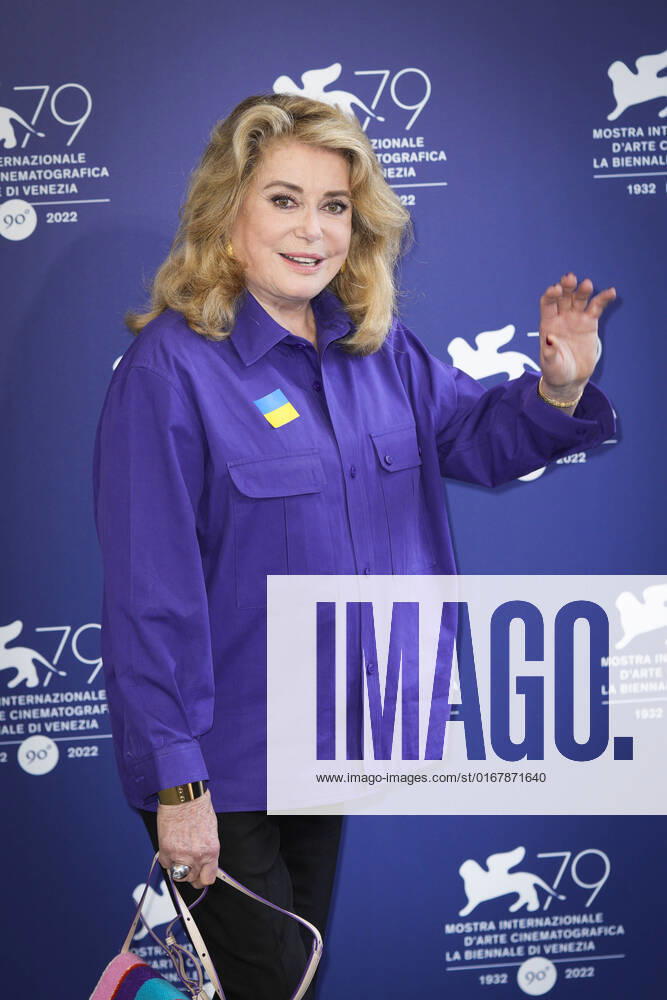 Photo IPP Daniele Cifala Venice 31 08 2022 The 79th Venice Film Festival 79 Mostra Internazionale dArte Cinematografica Golden Lion For Lifetime Achievement Award Photocall 79th Venice International Film Festival in the photo French actress Catherine Deneuve, wearing a flag of Ukraine on her shirt Italy Photo Press World Copyright 0
