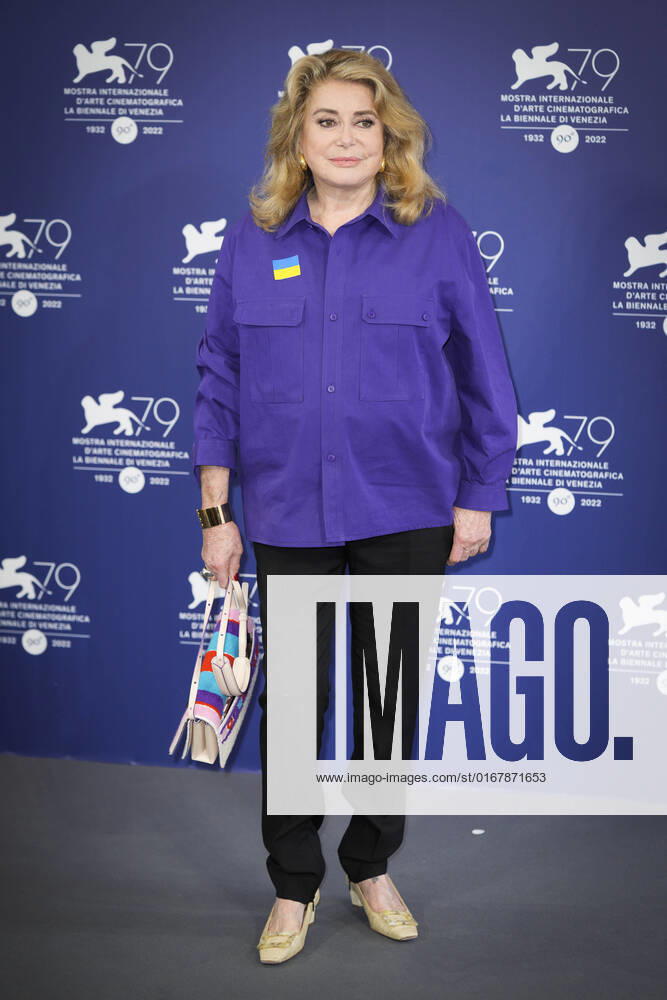 Photo IPP Daniele Cifala Venice 31 08 2022 The 79th Venice Film Festival 79 Mostra Internazionale dArte Cinematografica Golden Lion For Lifetime Achievement Award Photocall 79th Venice International Film Festival in the photo French actress Catherine Deneuve, wearing a flag of Ukraine on her shirt Italy Photo Press World Copyright 0