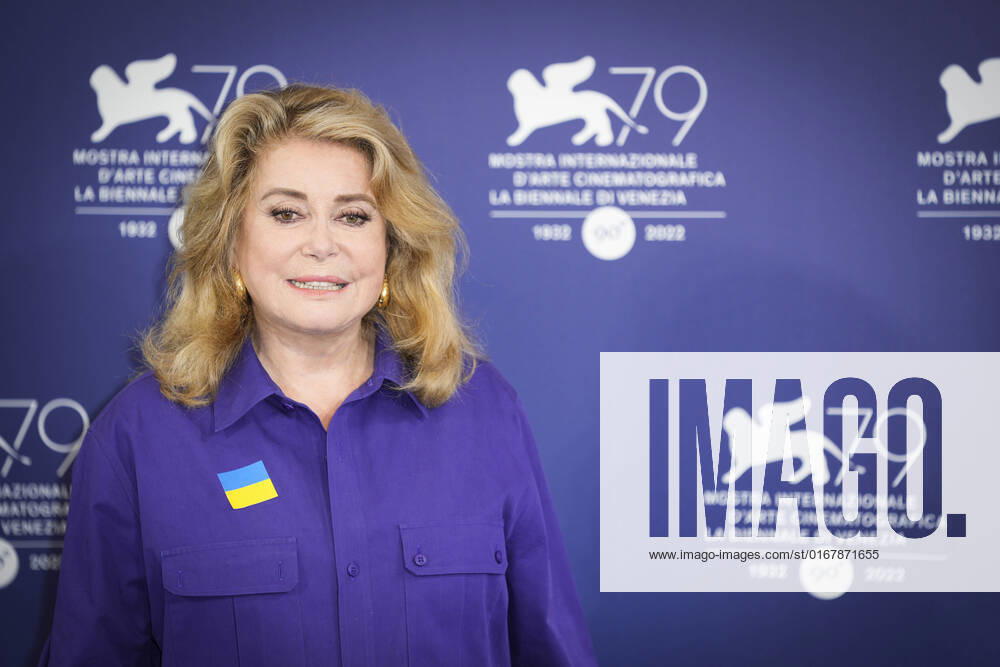 Photo IPP Daniele Cifala Venice 31 08 2022 The 79th Venice Film Festival 79 Mostra Internazionale dArte Cinematografica Golden Lion For Lifetime Achievement Award Photocall 79th Venice International Film Festival in the photo French actress Catherine Deneuve, wearing a flag of Ukraine on her shirt Italy Photo Press World Copyright 0