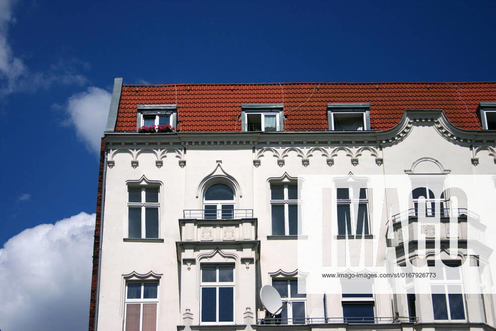 IMAGO Creative: Architektur in Berlin The old white house, architectural moulding of a facade outside and with balconies , 430990.jpg, architecture, european, facade, facades, germany, heritage, houses, landmark, old, berlin, street, style, town, windows, wooden, sky, blue, house, balcony, roof, curtains, white, moulding, balconies,